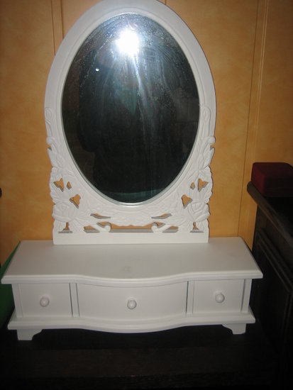 Medinis veidrodelis su papuosalu stalciukais