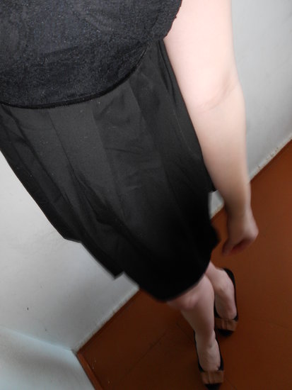 gipiurine juoda suknele