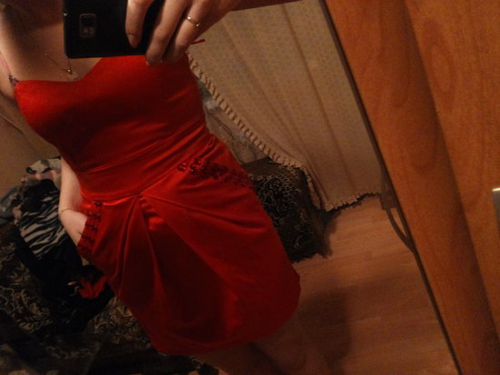 raudona labai grazi suknute