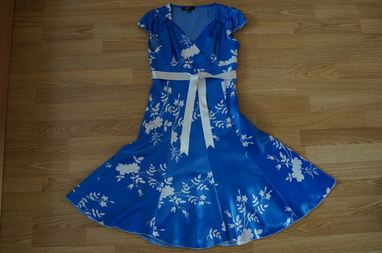 Mėlyna suknelė su baltomis gėlytėmis