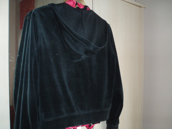Juodas, minkštas džemperis- švarkelis, su kapišonu