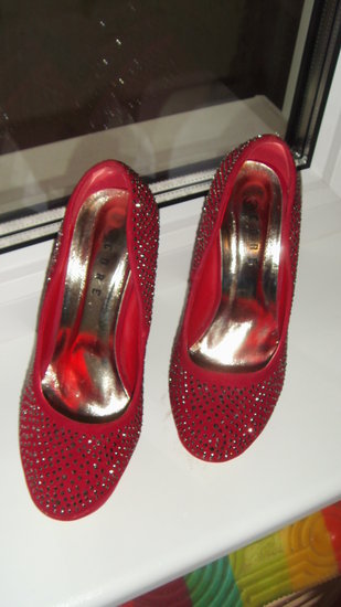 Raudoni dailus batai