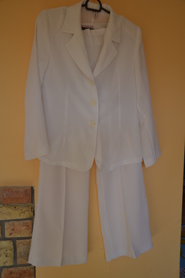 Baltas vasarinis kostiumelis su kelnemis
