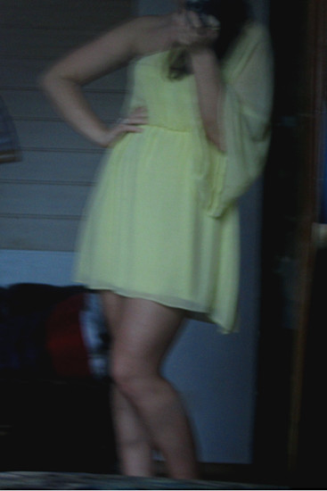 ryški geltona suknelė