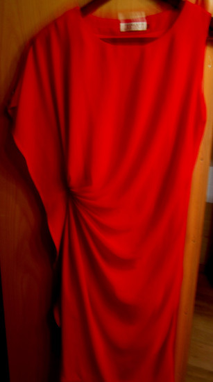 Raudona, sodrios spalvos suknelė
