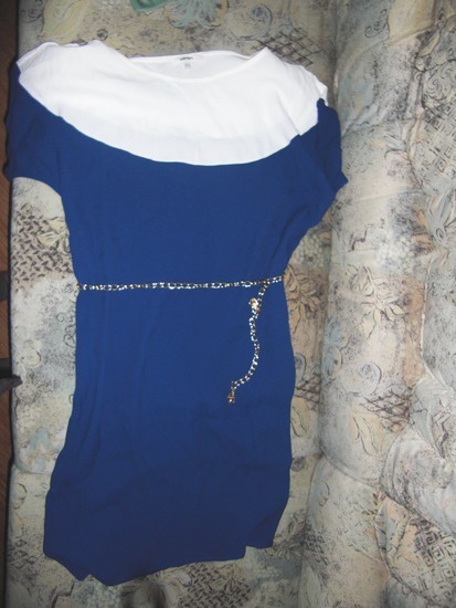 mėlyna krentanti suknelė