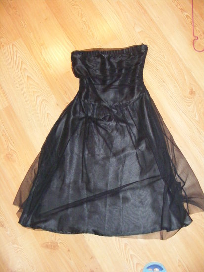  juodos spalvos suknelė.