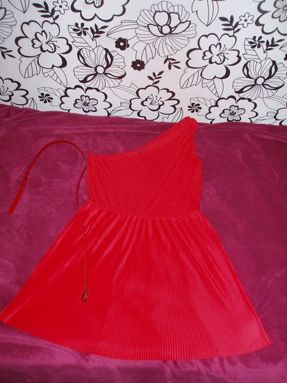 Raudona lengvutė suknelė