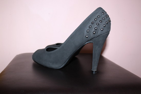 Peep-toe heels
