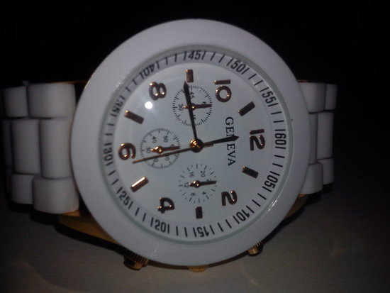 Baltas geneva laikrodis.