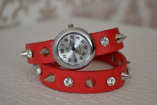 raudonas laikrodis su spygliukais