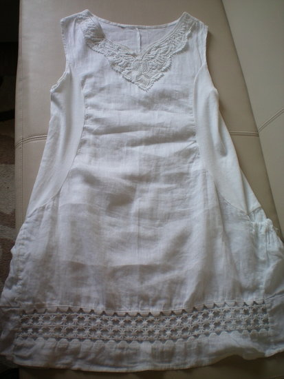 Nuostabi balta lininė suknelė