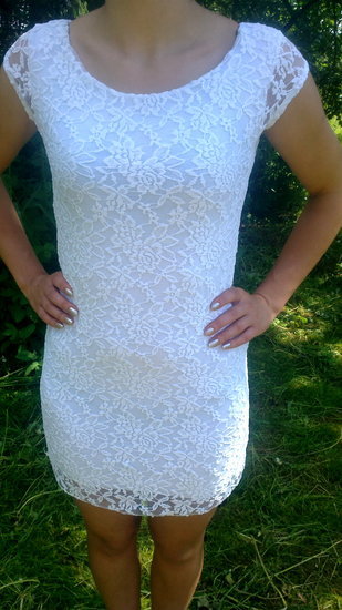 Balta gipiūrinė suknelė