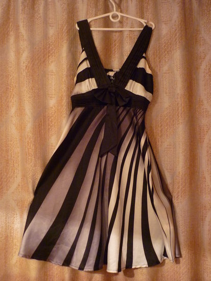 Balta juoda dryžuota suknelė