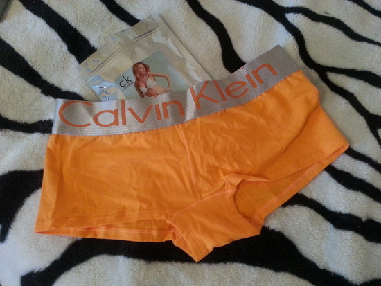 Calvin Klein orandzines kelnaites sortukai