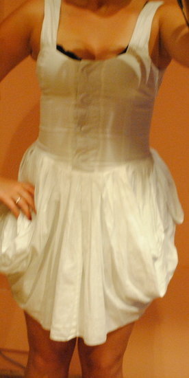 balta įdomi suknelė 