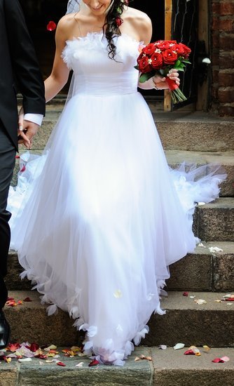 Tobula vestuvinė suknelė su tikromis plunksnomis