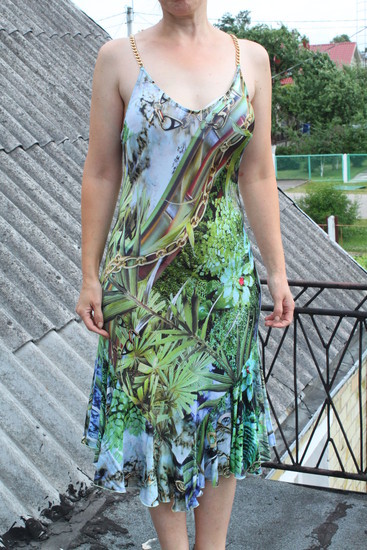 Žalia asimetriška suknelė
