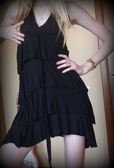 nuostabi juoda suknelė
