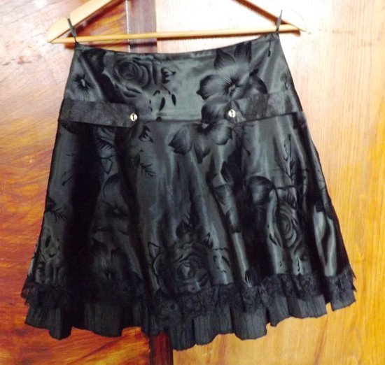 Naujas platėjantis juodas sijonas
