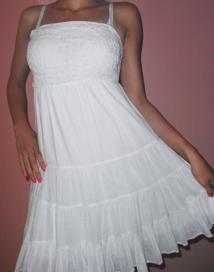 Lengva vasariška balta suknelė