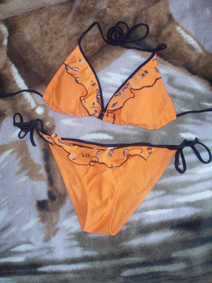 Žaismingas oranžinės spalvos maudymosi kostiumėlis