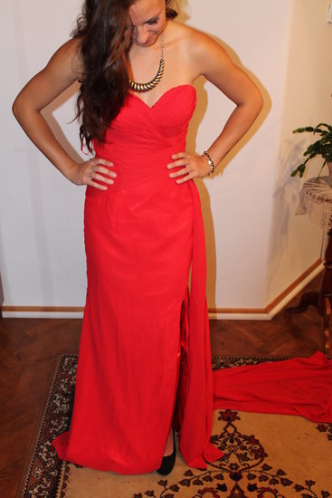 Tobula raudona ilga suknelė