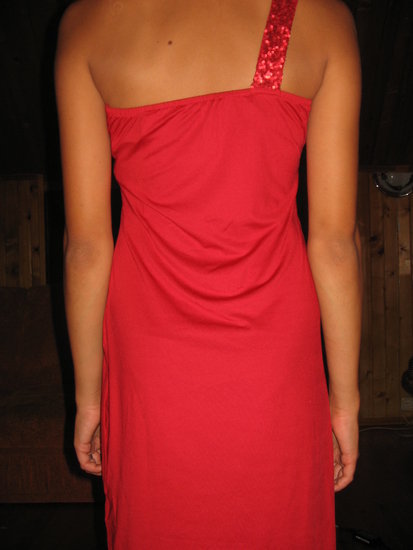 Raudona suknelė su kaspinu