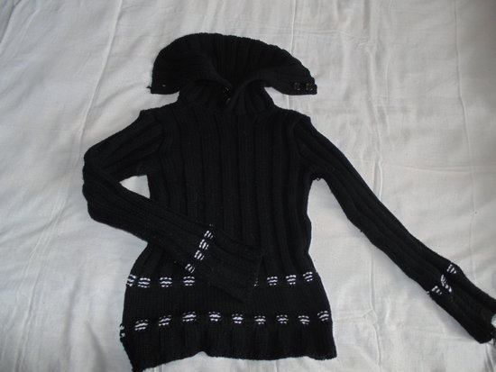 Juodas megztinis