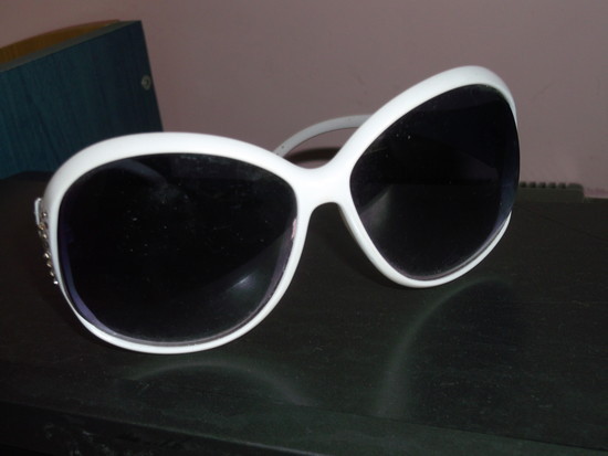 Balti akiniai nuo saules