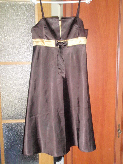 Tamsiai rudos spalvos atlasinė suknelė
