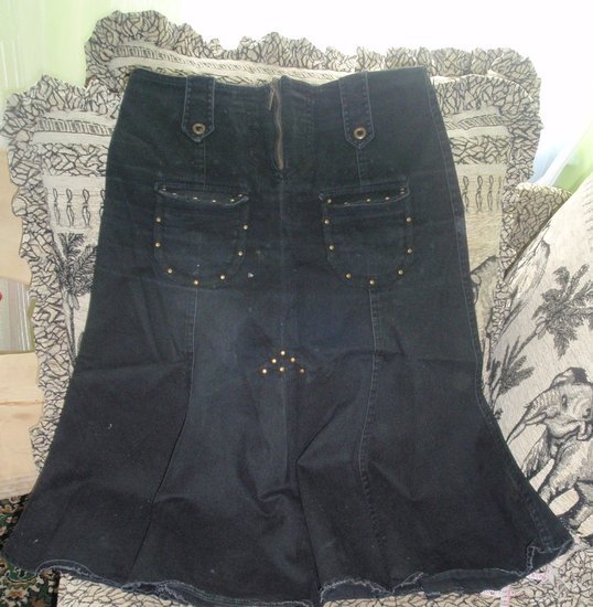 Juodas džinsinis sijonas su metalinėmis kniedėmis