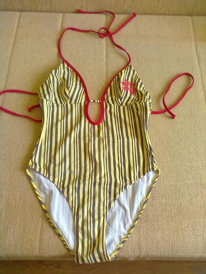 Dryžuotas maudymosi kostiumėlis