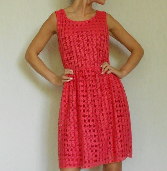 Raudona suknelė su rožiniu tinkleliu