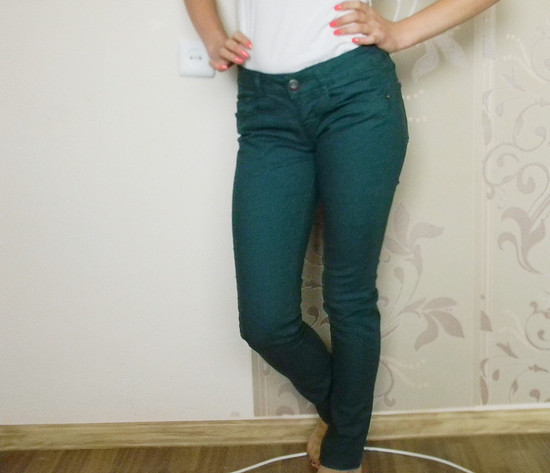 Žalios spalvos džinsai