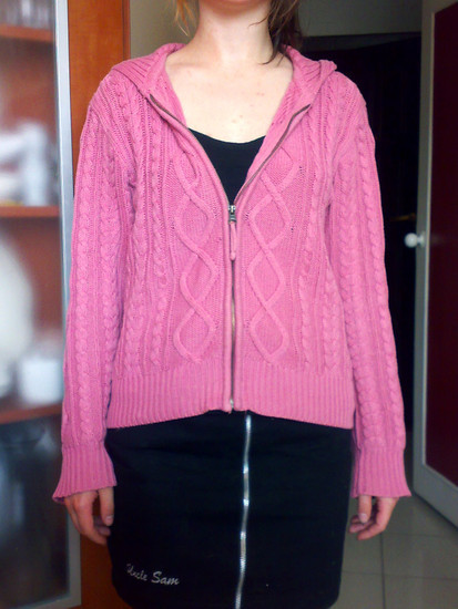 Rožinis raštuotas megztinis su gobtuvu