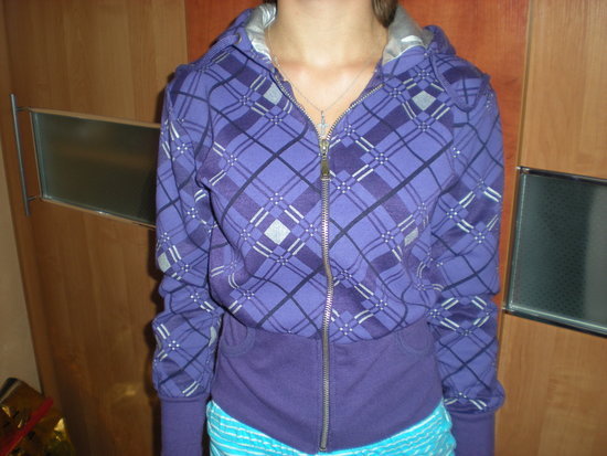 violetinis megztinis