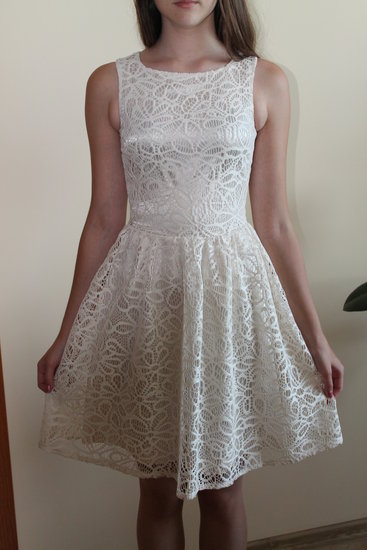 Balta madinga suknelė