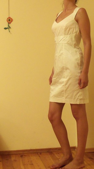 balta suknelė su kaspinėliu