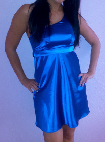 Puošni mėlyna suknelė per vieną petį