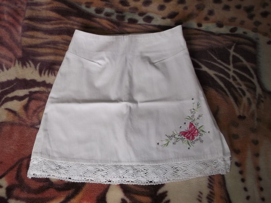 Baltas trumpas sijonas