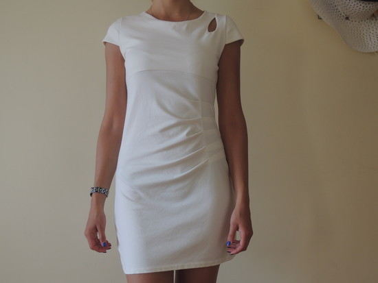 Balta trumpa nauja suknele