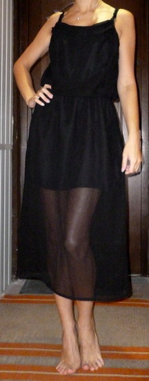juoda ilga suknelė.