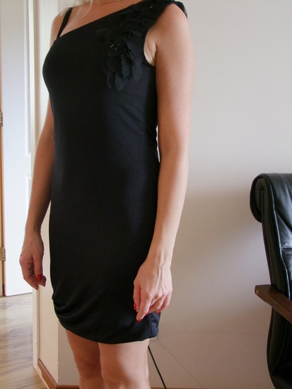 juoda mini suknele