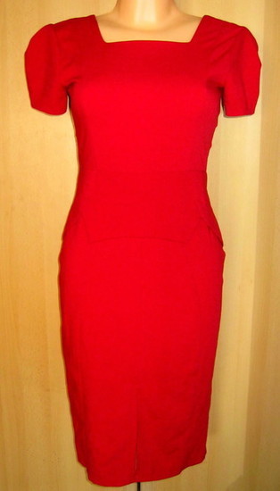 Raudona klasikinė suknelė