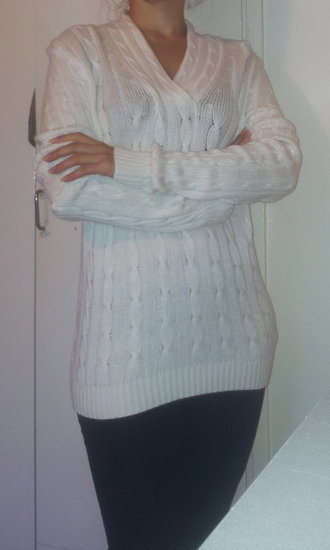 gražuolis baltas su pynėmis megztinis