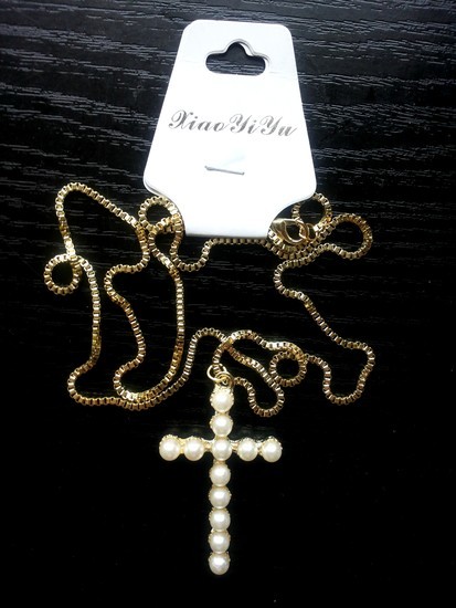 Aukso spalvos kaklo papuošalas su kryžium