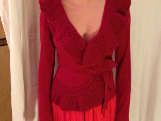 tamsiai raudonos spalvos megztinis