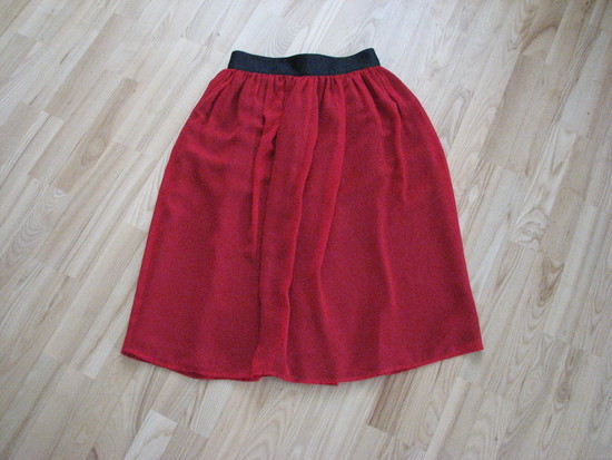 raudonas sijonas