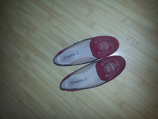 raudoni batai
